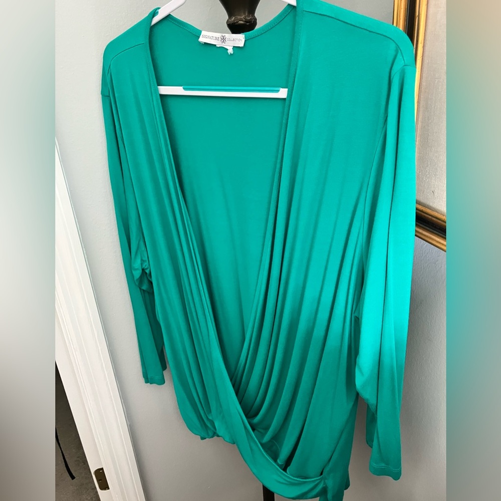 Signature collection women’s green top size 2x, cropped v neck covers tummy in